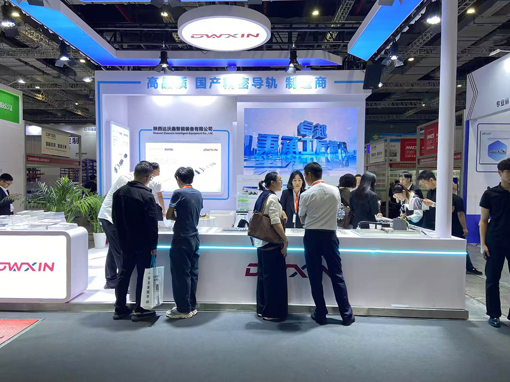 达沃鑫展位众多行业嘉宾驻足咨询.jpg